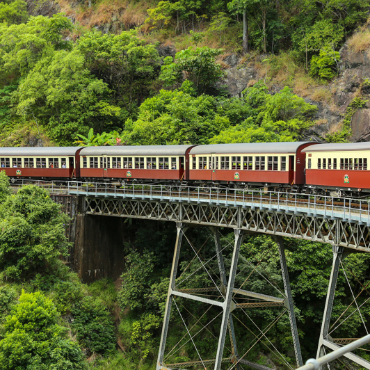 Vi rejser dybt ind i regnskoven med Kuranda Scenic Railway