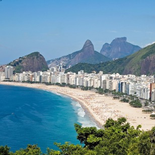Vi indkvarteres på Copacabana, lige ved stranden. 