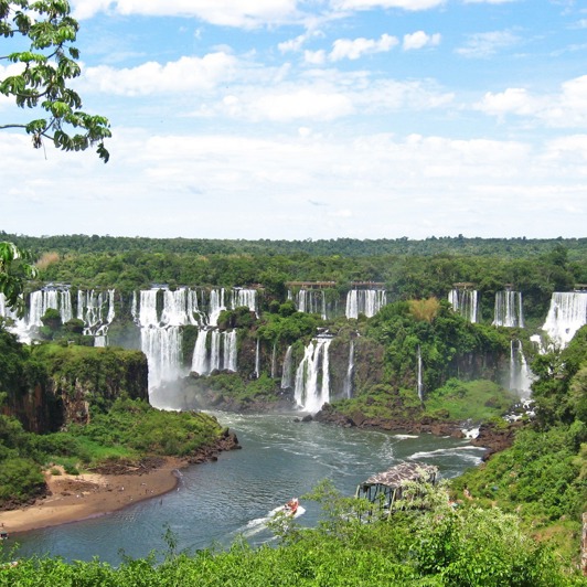Fra den brasilianske side har vi panoramavue over Iguacu-vandfaldet. 