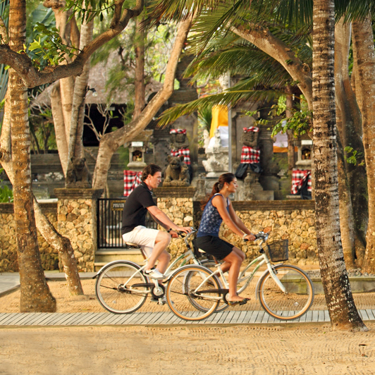 Det er oplagt at cykle en tur langs med stranden i Sanur