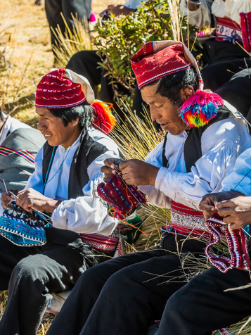 Vi besøger øen Taquile midt i Titicacasøen. Her er det mændene der strikker.