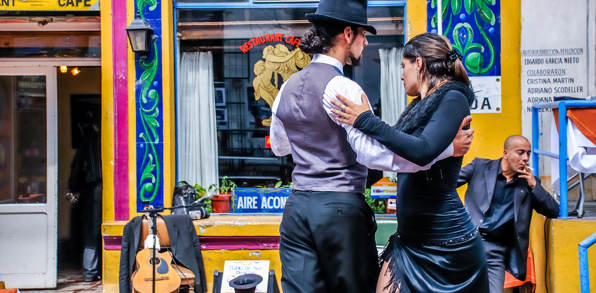 Vi ser tango i gadebilledet i Buenos Aires.