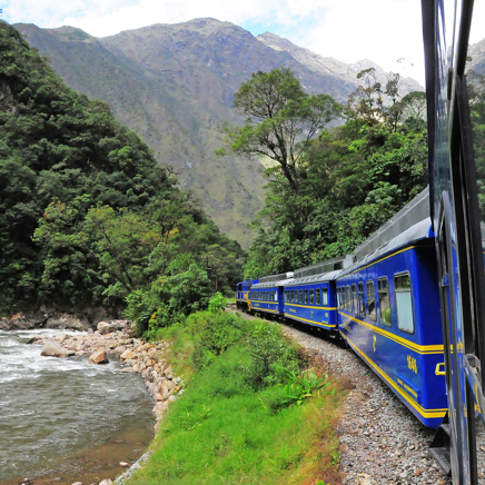 Vi skal på en smuk togrejse når vi kører til og fra Machu Picchu.