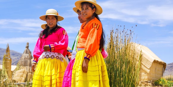 Vi sejler på Titicacasøen og besøger urosindianernes sivøer. 