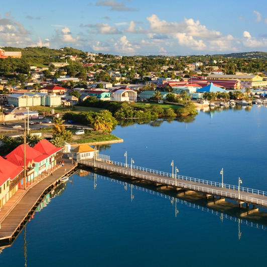 Første stop på krydstogtet er St. Johns på Antigua.
