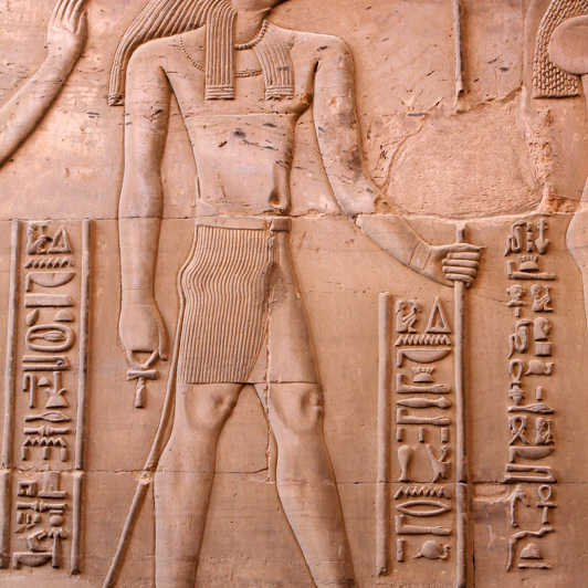 Under Nilkrydstogtet gør vi holdt ved Kom Ombo-templet på Østbredden af floden.