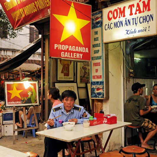 Vietnam - hanoi_gade restaurant_mand spiser_02