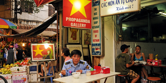 Vietnam - hanoi_gade restaurant_mand spiser_02