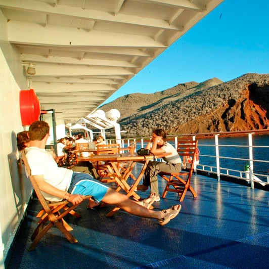 Vi bor meget behageligt på vores skib M/V Galápagos Legend med plads til 100 gæster