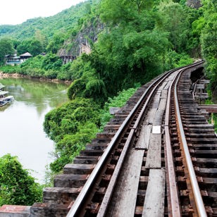 Broen over floden Kwai er også kendt som Dødens Jernbane, og blev kendt i forbindelse med 2. verdenskrig.
