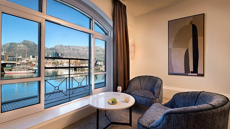 Victoria & Alfred Hotel Mountain Facing Room 02