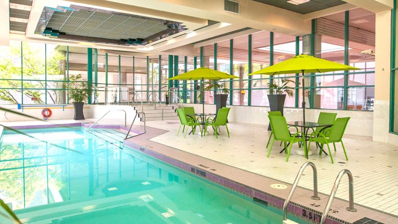 Rosedale On Robson Suite Hotel Pool 01