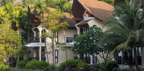 På Koh Lanta kan I enten bo på Rawi Warin Resort & Spa...