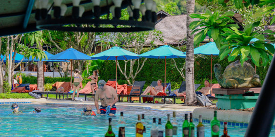 Holiday Ao Nang Beach Resort Krabi Poolbar 01