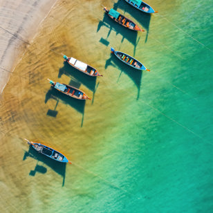 Skibet lægger herefter til ved Phuket i Thailand.
