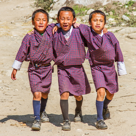 Bhutan, drenge i nationaldragt