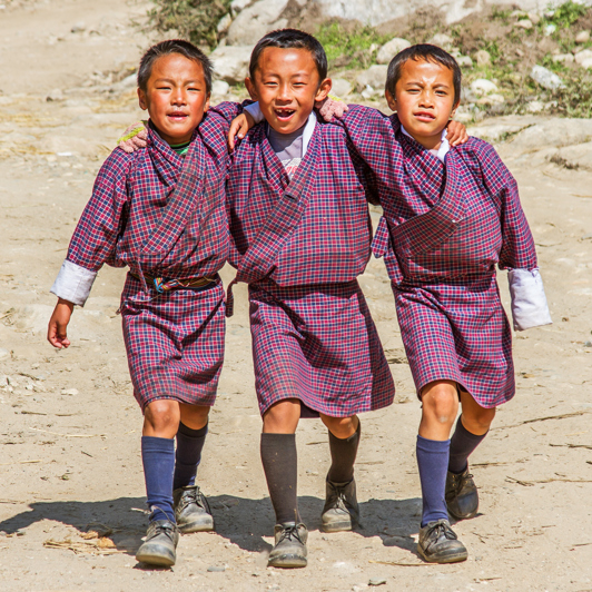 Bhutan, drenge i nationaldragt