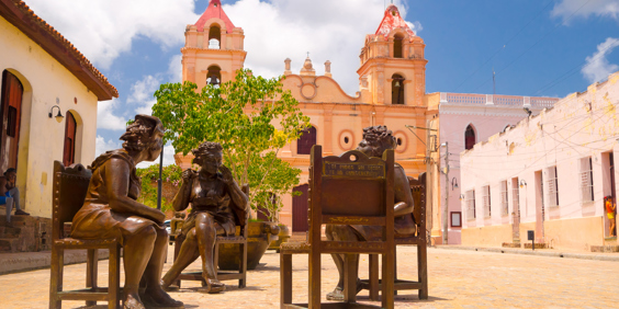 cuba - camaguey_kirke_plads_statuer_01