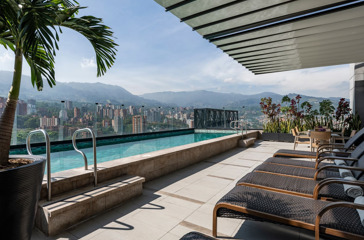 York Luxury Suites Pool 01