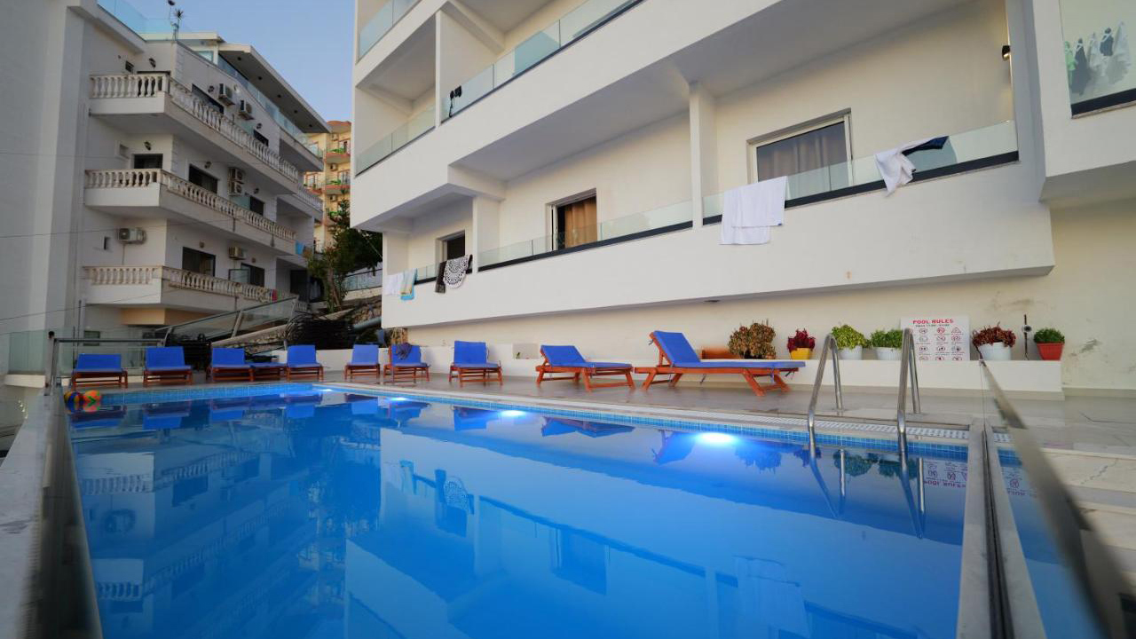 Hotel Vola Pool 01