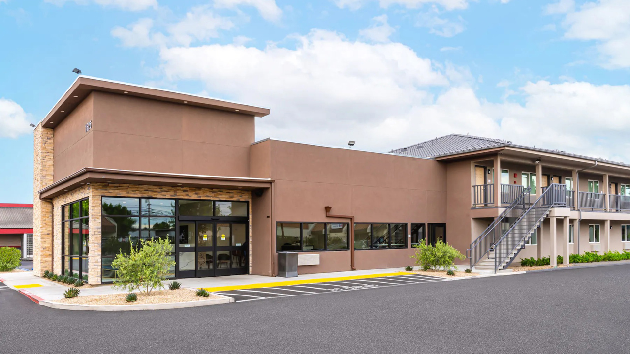 usa - ramada by wyndham_facade_01