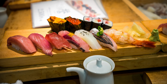 Vi nyder en lækker sushi-frokost i Tokyo
