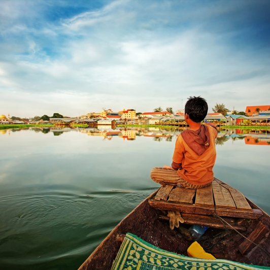 colombia - cambodia_befolkning_dreng_baad_02