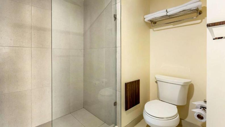 Quality Inn Chihuahua San Francisco Bathroom