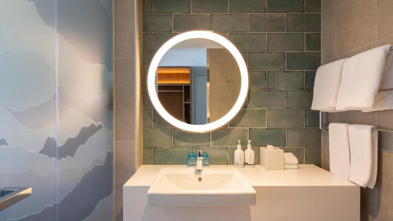 Holiday Inn Express Queenstown New Zealand Standard Bathroom