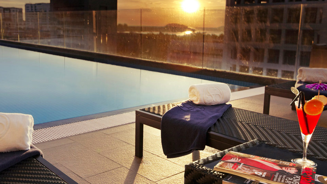 Horizon Hotel Pool 02