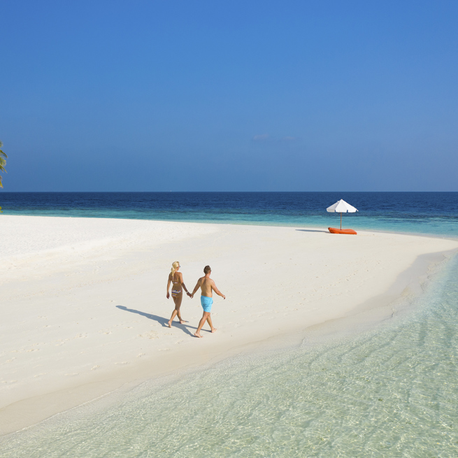 MirihiBeachCouple