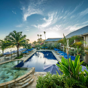 Tilbage på Bali tjekker I ind på det smukke resort The Lovina i byen af samme navn.