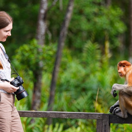 malaysia/borneo - borneo_sandakan_kvinde_fotograf_01
