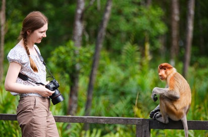 malaysia/borneo - borneo_sandakan_kvinde_fotograf_01