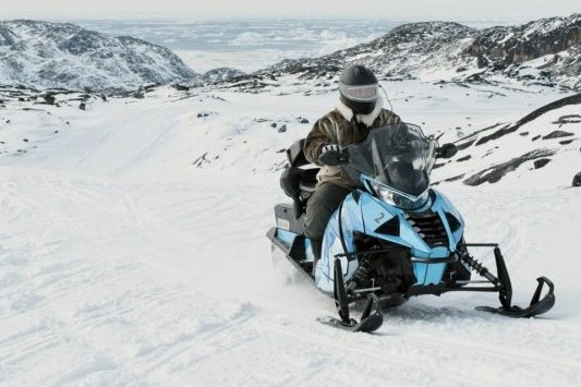Så går turen på snescooter mod Aurora Lodge.