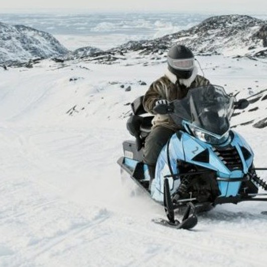 Så går turen på snescooter mod Aurora Lodge.