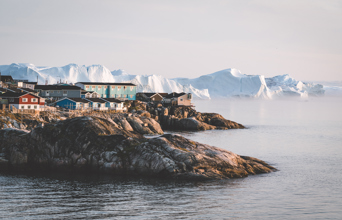 Ilulissat ligger smukt ud til Diskobugten.
