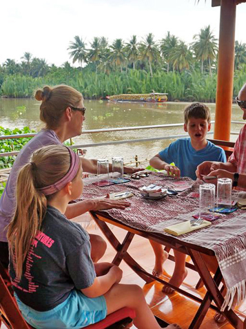 vietnam - coco riverside lodge_cafe areal_02