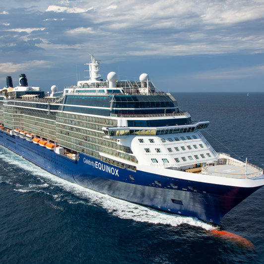 Vi sejler med skibet Celebrity Equinox, der byder på et hav af aktiviteter og mulighed for afslapning.