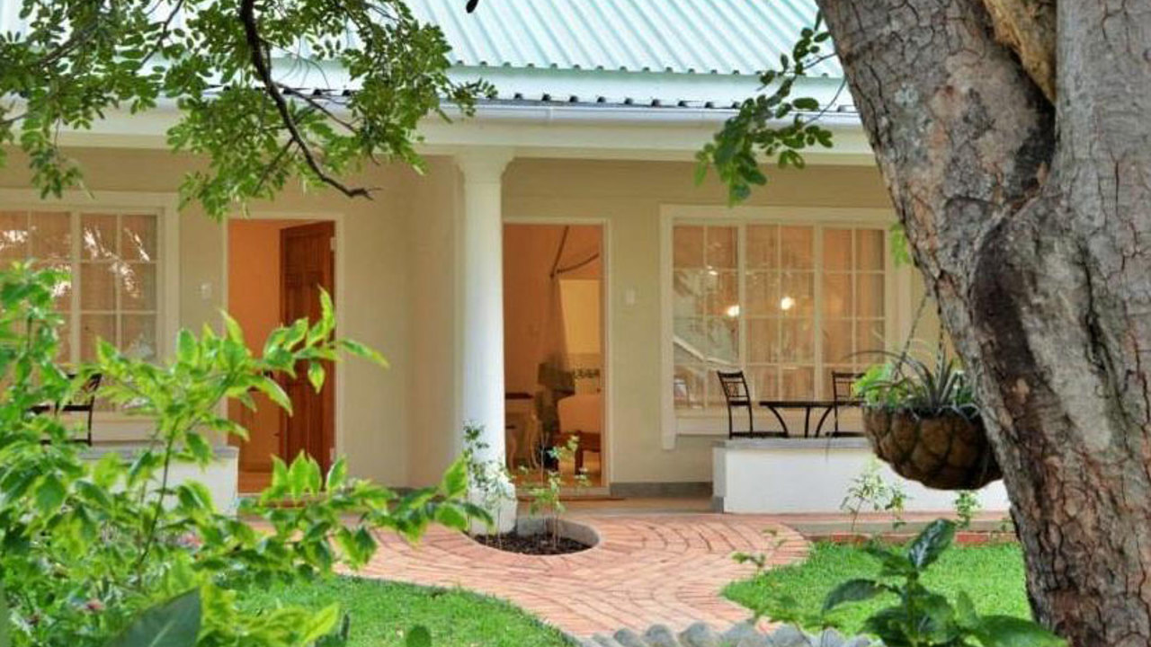 Batonka Lodge Facade2