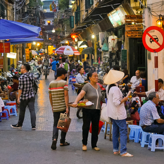 vietnam - hanoi_befolkning_kvinde_gadesaelger_05