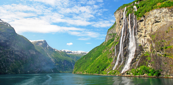 Norges kyst når det er smukkest: De florlette vandfald i Geirangerfjorden