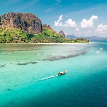 Longtail Båd Sejler Gennem Krabi