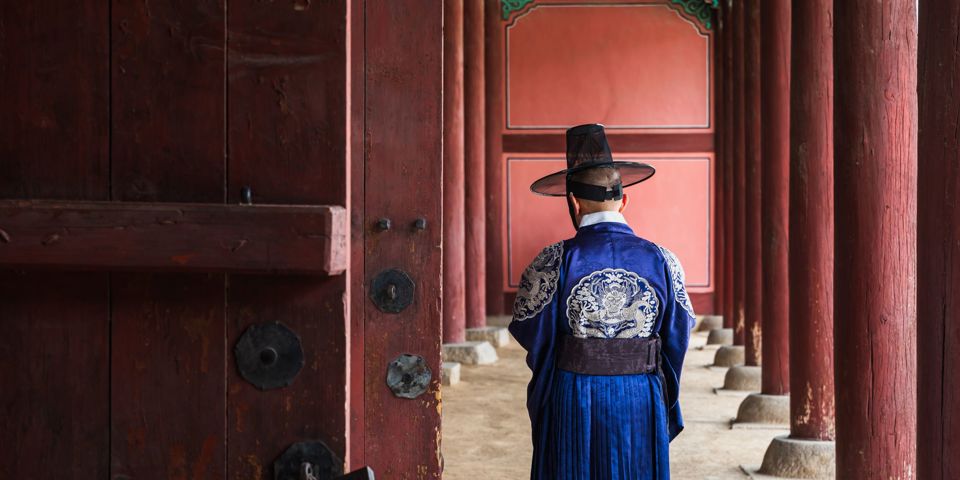 Sydkorea Seoul Gyeongbokgung Palads Rygvendt Mand I Traditionel Koreansk Dragt