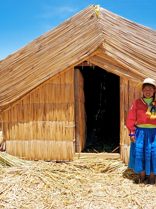 peru - titicaca soeen_uros island_befolkning_kvinde_hytte_01