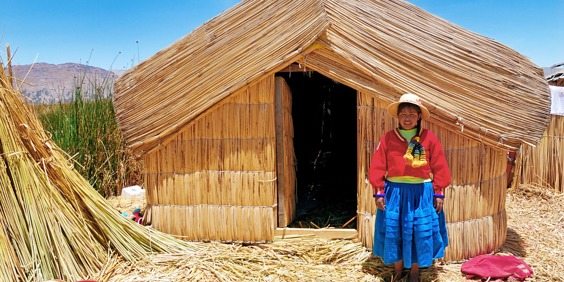 peru - titicaca soeen_uros island_befolkning_kvinde_hytte_01