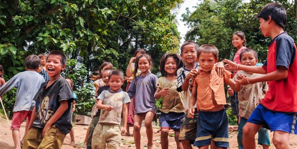 laos - laos_landsby nord for luang prabang_boern_02
