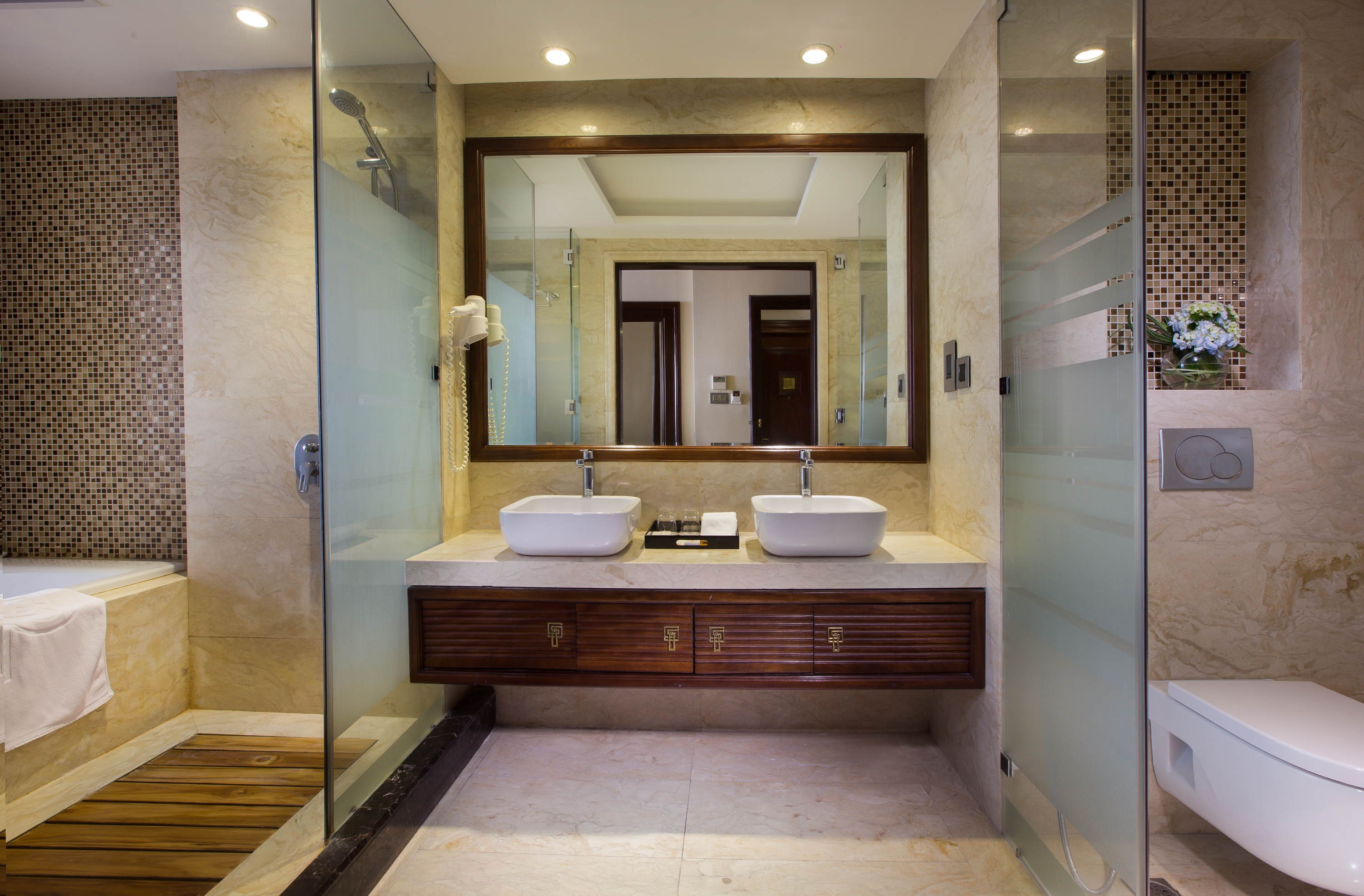 luxury_suite_Bathroom 2
