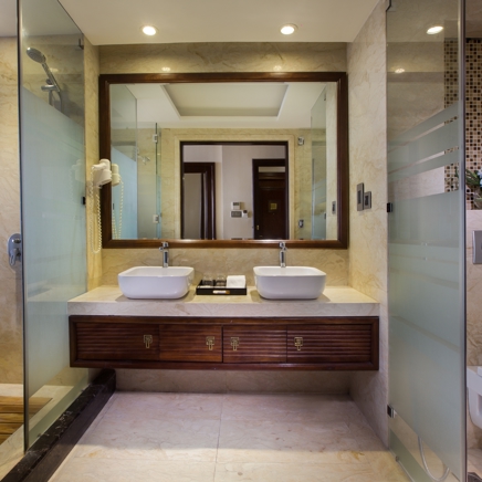 luxury_suite_Bathroom 2
