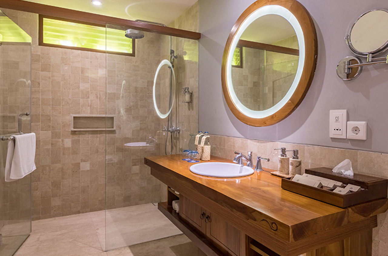 bali - candi dasa - Hotel_ramayana_deluxe_cottage_garden_bathroom_01